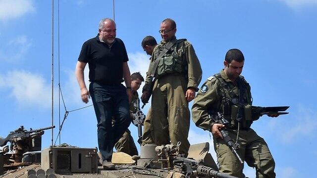Авигдор Либерман с военнослужащими. Фото: Ариэль Хермони