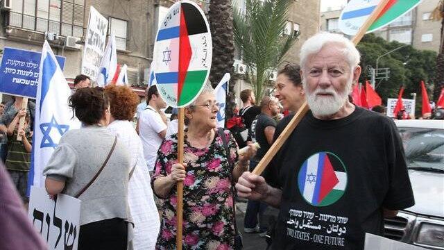 Uri Avnery at 2010 demonstration