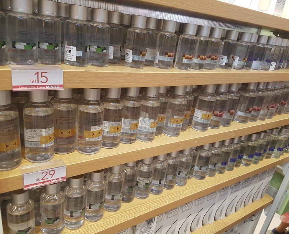Огромный ассортимент ароматизаторов для воздуха в Miniso. Фото: Мейрав Кристал (צילום: מירב קריסטל) Огромный ассортимент ароматизаторов для воздуха в Miniso. Фото: Мейрав Кристал