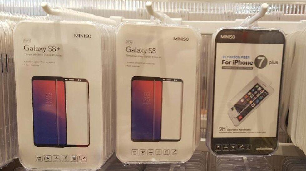 Гарнитура для смартфонов в Miniso. Фото: Мейрав Кристал