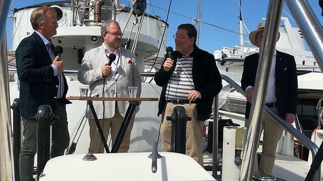 Выступление израильского посла на борту яхты Elida у острова Готланд. Фото предоставлено Ш. Абрахамсоном