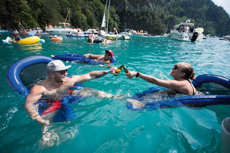 Спасение от жары в Швейцарии многие находят в водах озера Люцерн. Фото: EPA