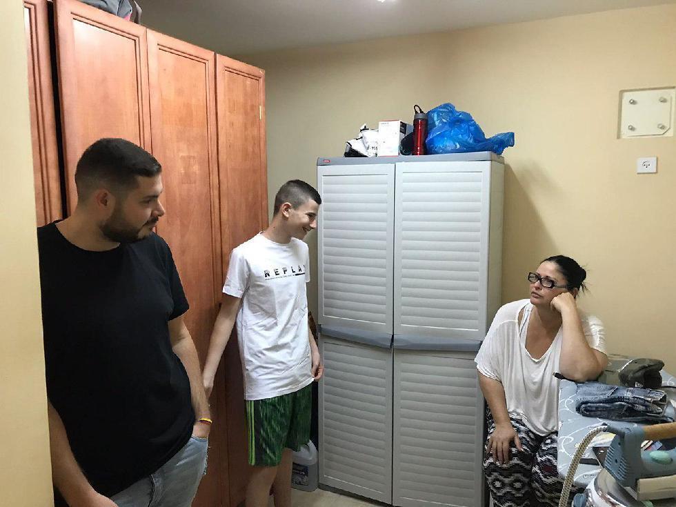 Семья Кухник в защищенной комнате. Сдеротnullnull Семья Кухник в защищенной комнате. Сдерот