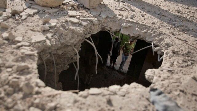 В секторе Газы после удара израильских ВВС. Фото: AP (צילום: AP) В секторе Газы после удара израильских ВВС. Фото: AP