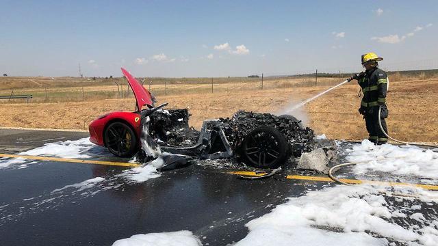 Все, что осталось от Ferrari. Фото: пресс-служба пожарной охраны Южного округа (צילום: דוברות כיבוי והצלה לישראל מחוז דרום) Все, что осталось от Ferrari. Фото: пресс-служба пожарной охраны Южного округа