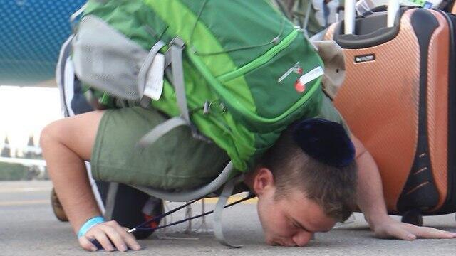 Новый репатриант в Бен-Гурионе. Фото: Моти Кимхи