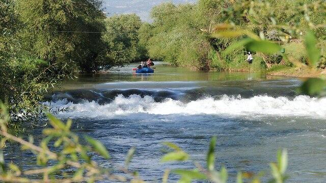 Плавание на каяках по Иордану (архив). Фото: Эфи Шарир (צילום: אפי שריר) Плавание на каяках по Иордану (архив). Фото: Эфи Шарир