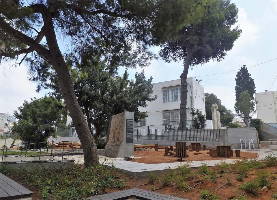 Школа "Борохов" и памятник на ее территории (Фото: Леон Левитас) Школа "Борохов" и памятник на ее территории