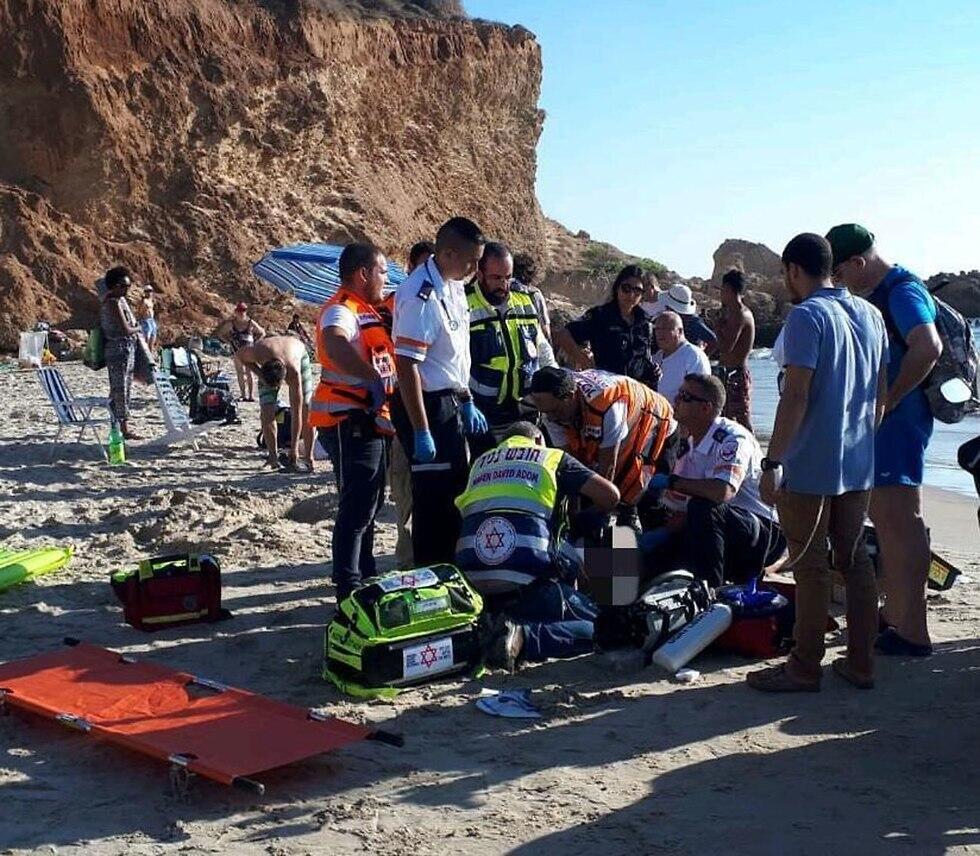 Парамедики пытаются спасти жизнь туристу. Фото: пресс-служба МАДА (צילום: דוברות מד"א) Парамедики пытаются спасти жизнь туристу. Фото: пресс-служба МАДА