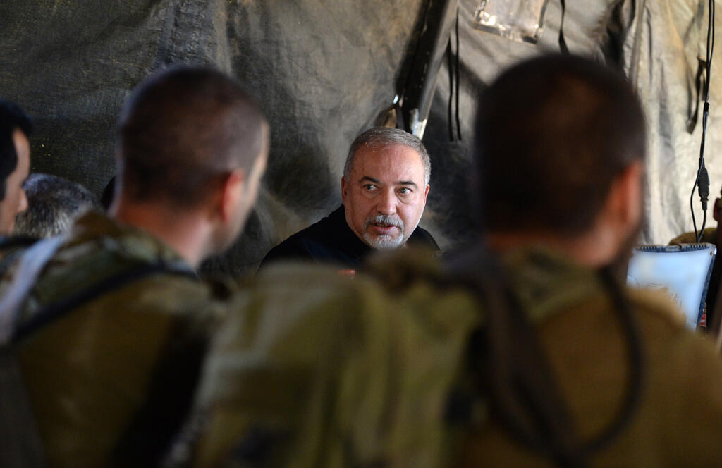 ליברמן מבקר במחנה קלע חי"ר