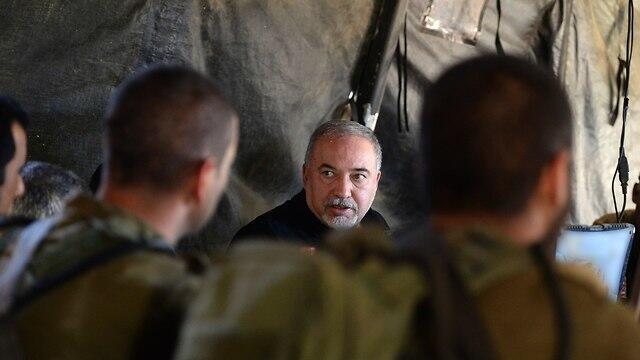 Либерман с военными. Фото: Ариэль Хермони (צילום: אריאל חרמוני, משרד הביטחון) Либерман с военными. Фото: Ариэль Хермони
