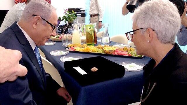 Нетаниягу знакомится с одноименной реликвией. Фото: ЛААМ