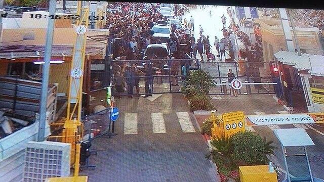 Толпы на КПП "Таба"nullnull Толпы на КПП "Таба"