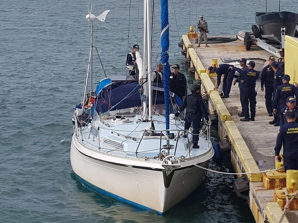 The Colombian Navy raids the boat
