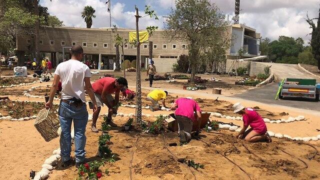 Добровольцы в Керем-Шаломe