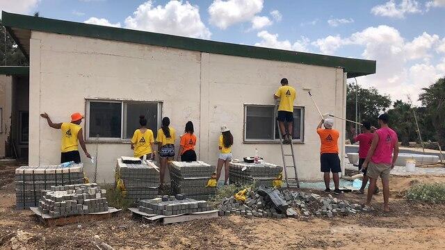 Добровольцы в Керем-Шаломe