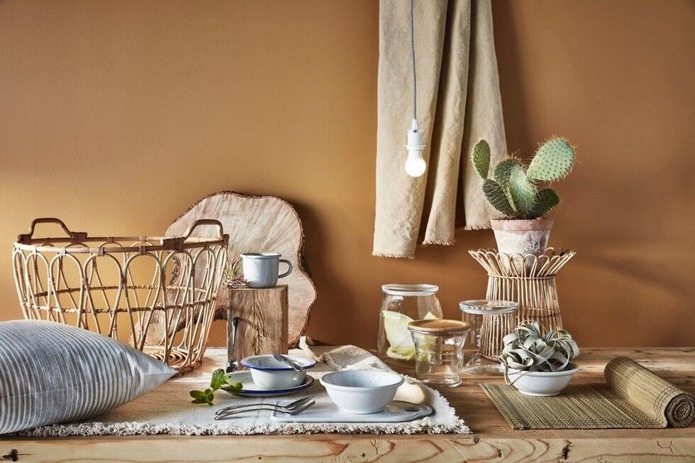 В новом каталоге представлено больше товаров из дерева и всевозможных плетенок - в светлых тонах