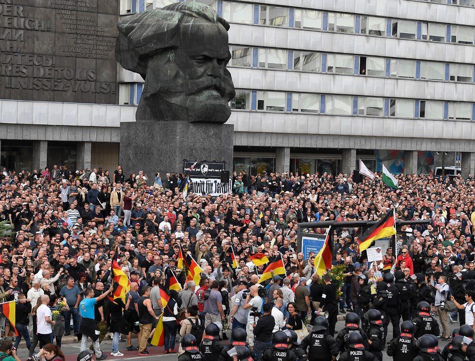 Violent far-right, anti-immigration demonstrations in Chemnitz (צילום: EPA) Violent far-right, anti-immigration demonstrations in Chemnitz