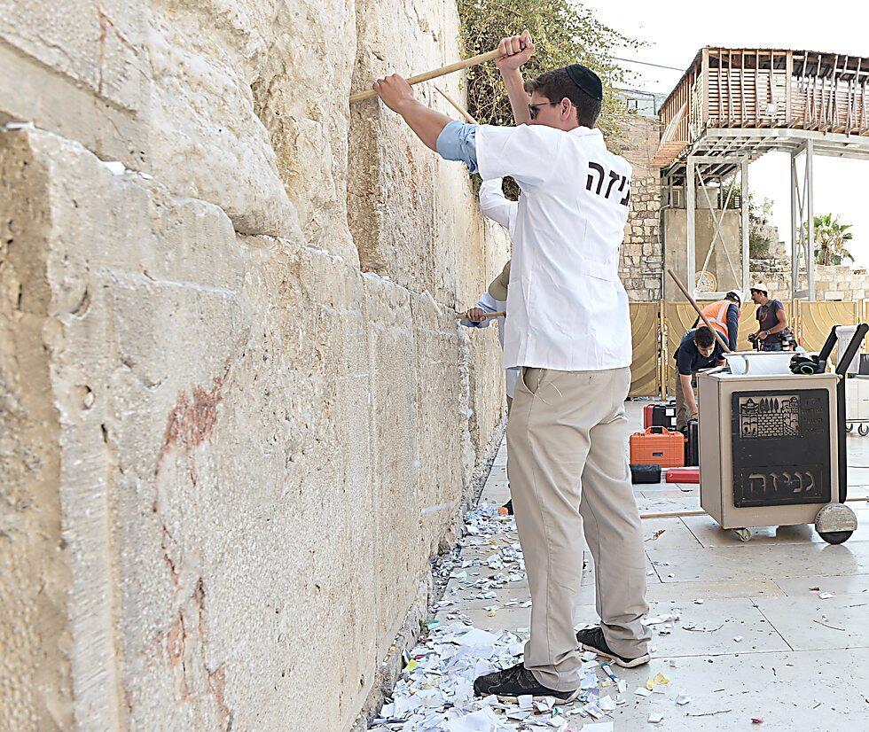 Выемка записок из Стены плача. Фото: Фонд наследия Стены