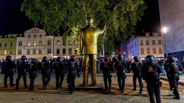 Демонтаж статуи Эрдогана в Висбадене. Фото: AP