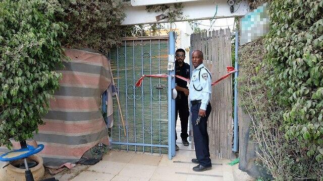 У входа в реабилитационный центр, где произошло убийство. Фото: Шауль Голан