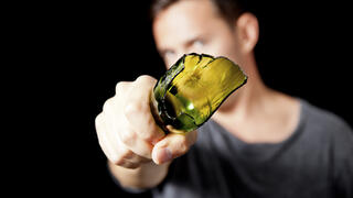 אילוס בקבוק זכוכית שבור תקיפה