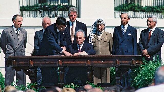 Подписание соглашений. Фото: Ави Охаюн (צילום: OHAYON AVI באדיבות yes דוקו) Подписание соглашений. Фото: Ави Охаюн
