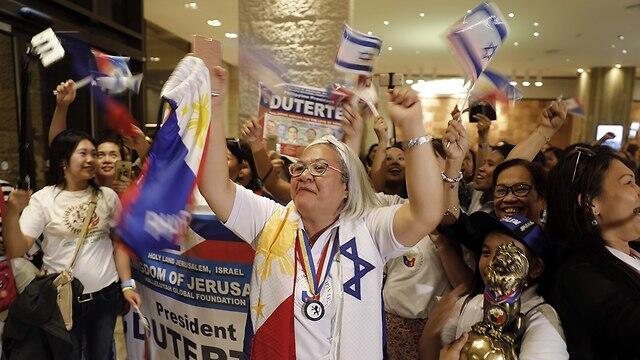 Филиппинцы встречают Родриго Дутерте в Иерусалиме. Фото: AFP