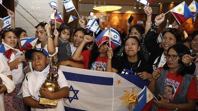 Филиппинцы встречают Родриго Дутерте в Иерусалиме. Фото: AFP