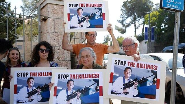 "Остановить убийства!" Демонстрация правозащитников у резиденции президента в Иерусалиме во время визита Дутерте в Израильnullnull "Остановить убийства!" Демонстрация правозащитников у резиденции президента в Иерусалиме во время визита Дутерте в Израиль