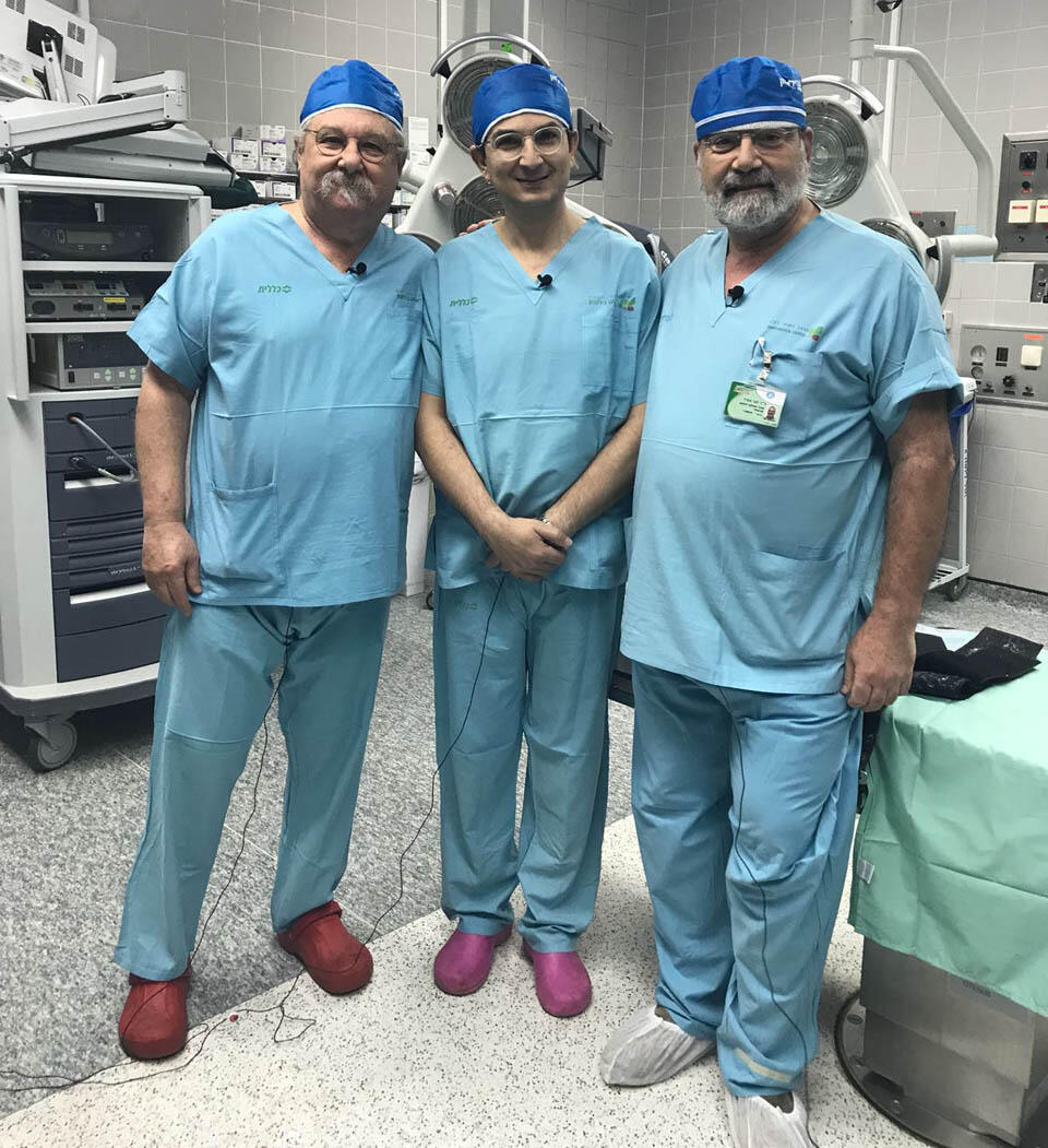 Профессор Мунджед аль-Мудерис, доктор Хагай Амир и доткор Стивен Велкес в операционной больницы "Бейлинсон" (Фото: пресс-служба больницы "Бейлинсон") Профессор Мунджед аль-Мудерис, доктор Хагай Амир и доткор Стивен Велкес в операционной больницы "Бейлинсон"