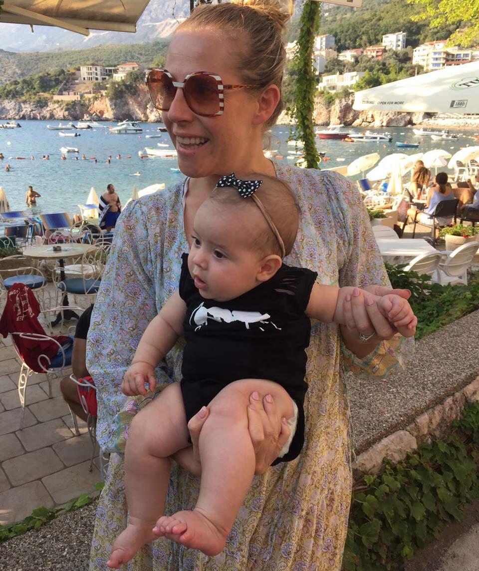 "Не знаете, что подарить? Дарите подарочные купоны, и мама сама купит нужное". Михаль Портман с дочкой (Фото: Михаль Портман) "Не знаете, что подарить? Дарите подарочные купоны, и мама сама купит нужное". Михаль Портман с дочкой