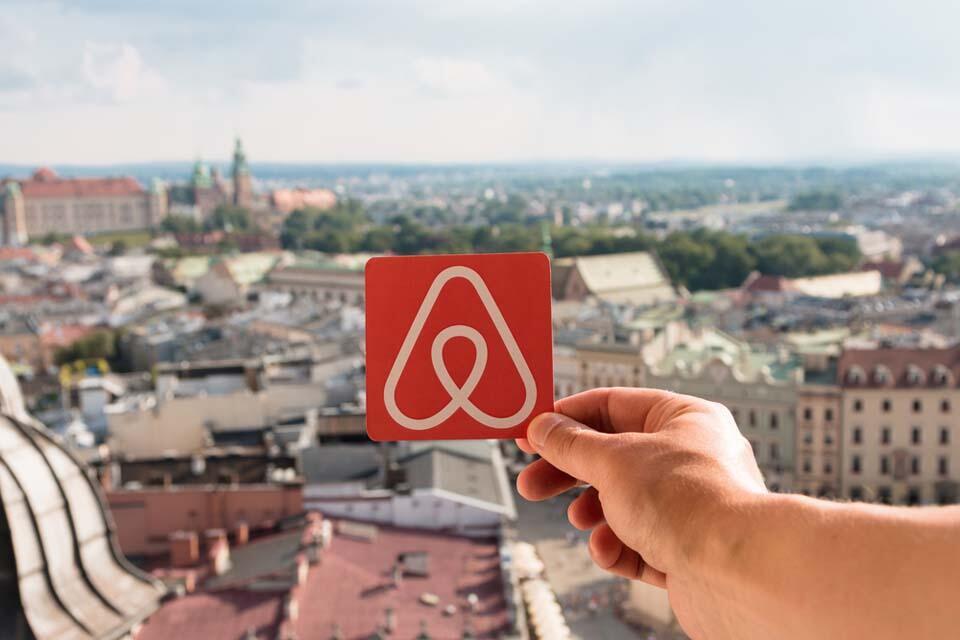 AirBnB. Фотоиллюстрация: shutterstock 