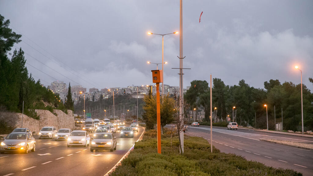 Оранжевая камера в Иерусалиме (Фото: Охад Цвайгенберг) ארכיון מצלמת מהירות צומת רמות ירושלים