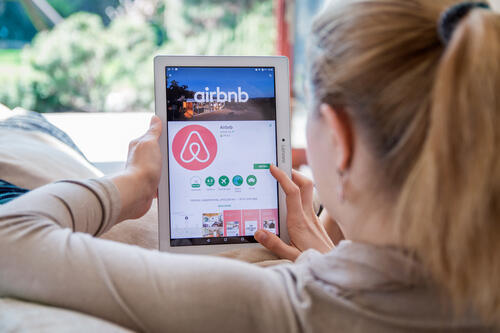 AirBnB . Фото: Daniel Krason, shutterstock