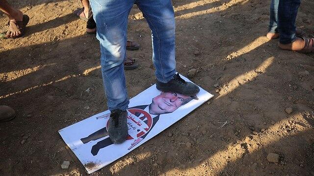 Rioters on Gaza border fence 