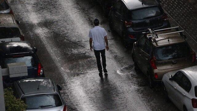 Дождь в Тель-Авиве. Фото: Моти Кимхи (צילום: מוטי קמחי) Дождь в Тель-Авиве. Фото: Моти Кимхи