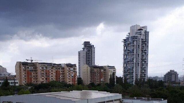 Дождь в Ришон ле-Ционе. Фото: Йоси Азран (צילום: יוסי עזרן) Дождь в Ришон ле-Ционе. Фото: Йоси Азран