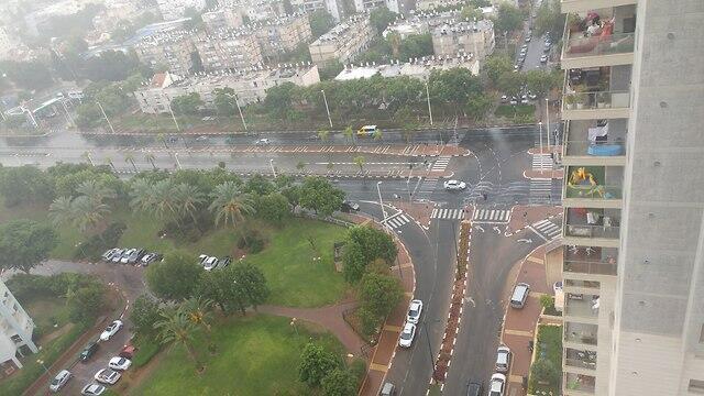 Дождь в Петах-Тикве. Фото: Ревиталь Шалев (צילום: רויטל שליו) Дождь в Петах-Тикве. Фото: Ревиталь Шалев