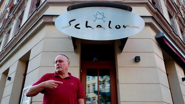 The owner, Uwe Dziuballa, standing in front of his restaurant (צילום: AFP) The owner, Uwe Dziuballa, standing in front of his restaurant