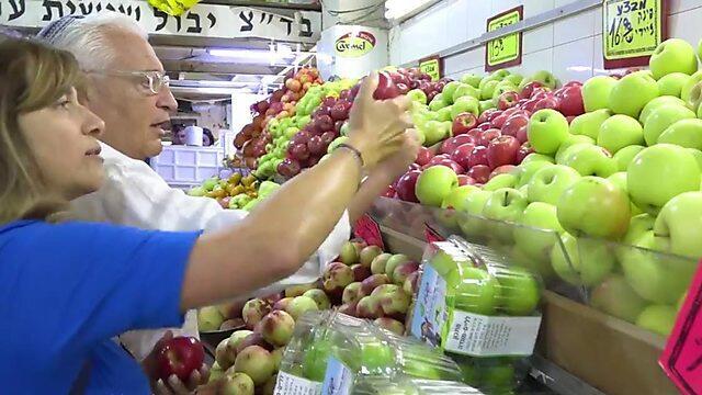 Тами и Дэвид Фридман на рынке Махане-Иегуда. Кадр из видеоролика