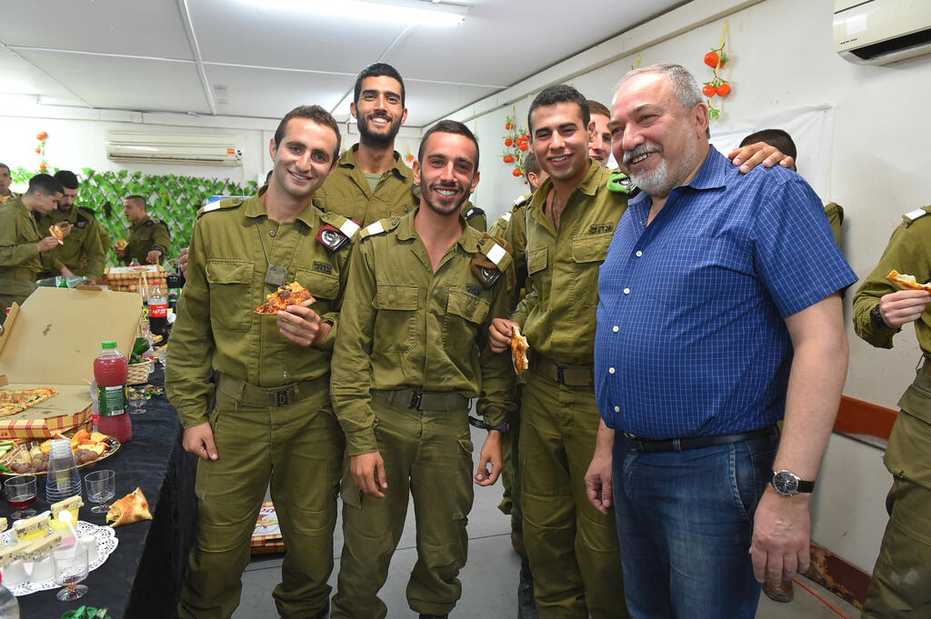 אביגדור ליברמן ונדב פדן במוצב ההרודיון