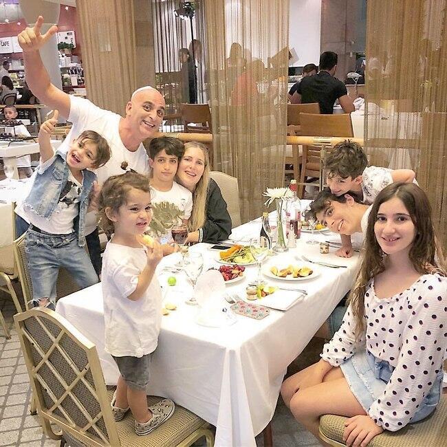 Юваль Мевульбаль с женой и детьми