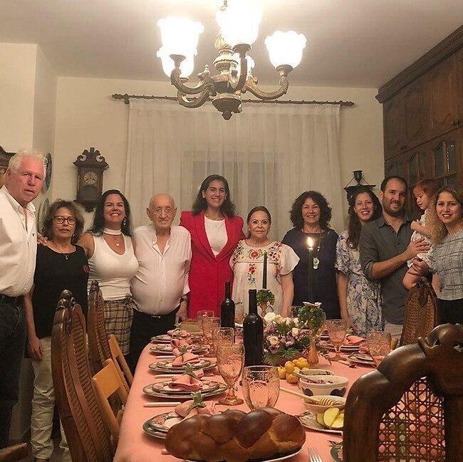 Гила Альмагор с семьей