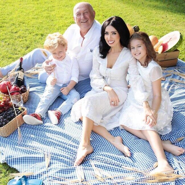 Николь Райдман с детьми и спутником жизни 