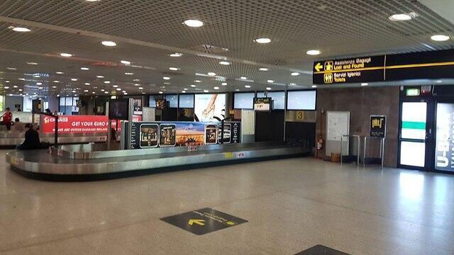 Пассажиры ждут багаж во Флоренцииnullnull Пассажиры ждут багаж во Флоренции