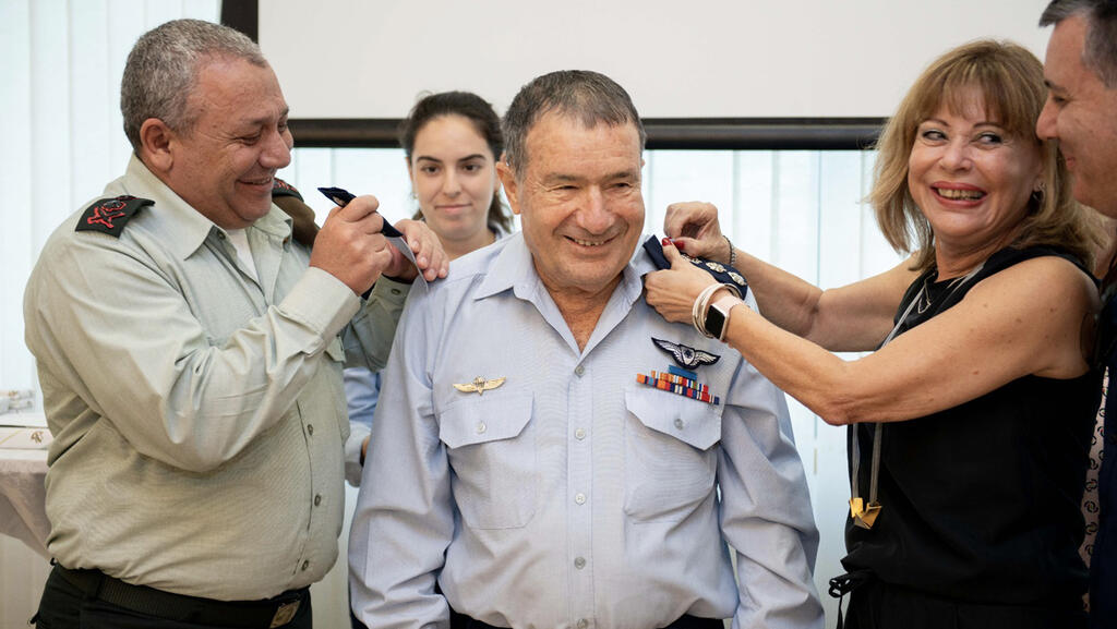 הענקת דרגת תת-אלוף על ידי ראש המטה הכללי ומפקד חיל-האוויר לאלוף העולם בהפלות סילוניות גיורא אפשטיין