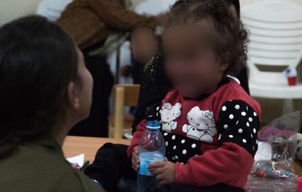 Военнослужащие ЦАХАЛа в специальном медпункте помогают сирийским малышам. Фото: пресс-служба армии