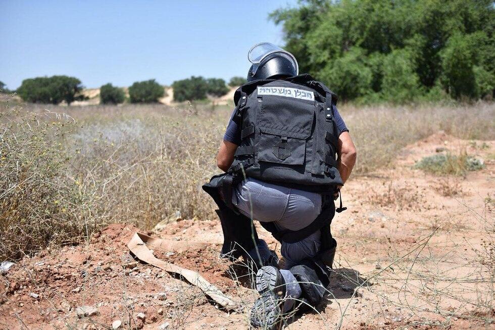Полицейский сапер обезвреживает находку. Фото: пресс-служба полиции (צילום: דוברות המשטרה) Полицейский сапер обезвреживает находку. Фото: пресс-служба полиции