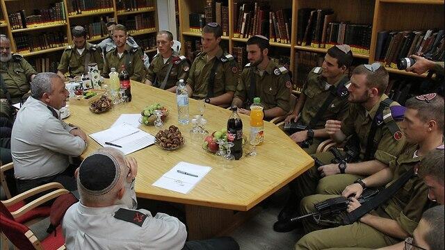 The Chief of Staff with religious cadets (צילום: עידו כהן) The Chief of Staff with religious cadets